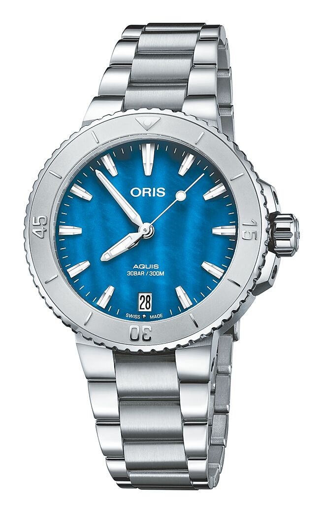 ORIS Aquis日期腕表，愛情海藍鋼帶款，7萬2000元。（ORIS提供）