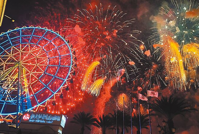 义大世界购物广场欢庆13周年，24日周年庆将登场、25日则有最高欧风圣诞树点灯演唱会。跨年首波活动率先公布999秒跨年烟火秀，模拟影片曝光，以最新技术、主题式设计及超辽阔灯光展演打造此次烟火盛宴（见图）。（义大世界提供）