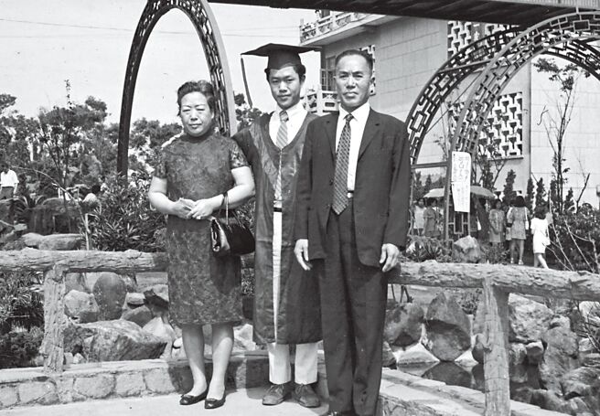 1972年6月中國文化學院碩士畢業，與父母合影。（蔣勳提供）