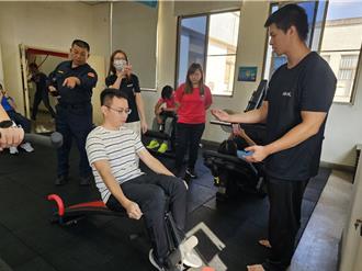 烏日分局「猛警健身坊」落成助鍛鍊　幼兒園長捐防割袖套護員警值勤安全