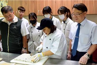 思念寄情甜點！女教師研發「甜僑仔」傳承學子 背後藏洋蔥