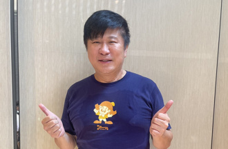 胡瓜甩肉上空健身「炸出背肌」 64岁真实身材不藏了