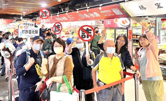 南門市場熱鬧慶開幕 打詐臺北隊趁機反詐騙