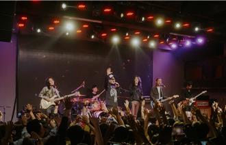 任賢齊突然跑上台點歌合唱 麋先生喊：真的嚇到了！