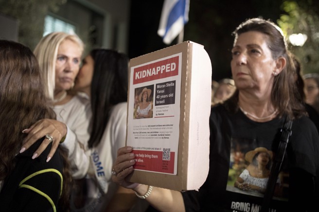 根据以色列官员，哈玛斯（Hamas）10月7日突袭以色列南部，将大约240人绑架到加萨走廊（Gaza Strip），并且杀害1200人，死者大多为平民。图为被哈马斯扣押的人质家属，在从特拉维夫前往耶路撒冷的游行中参加集会。(图/美联)