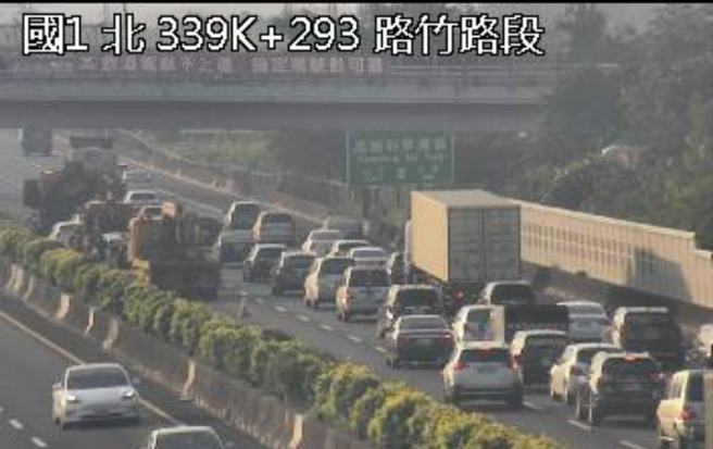 国1高雄南下路竹段，5车连环撞车流回堵。（翻摄「高速公路1968」）