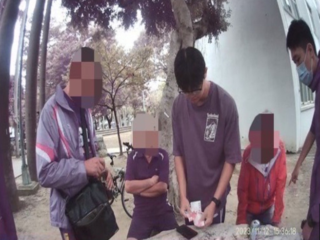 士林社子公园民眾比「13支」，3人公然聚赌惨了。（翻摄画面）