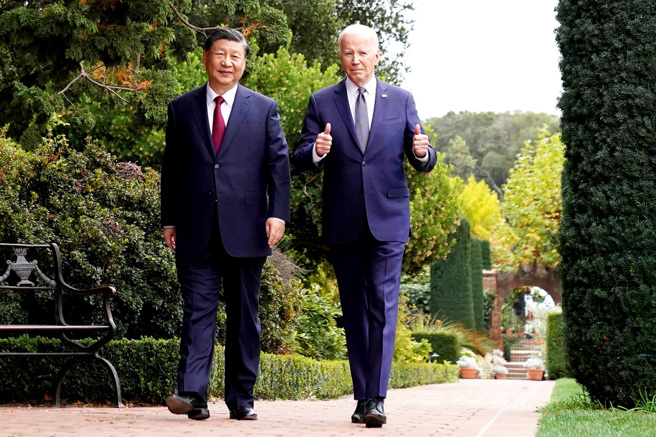 拜登与习近平15日下午在旧金山结束会谈与工作午餐后，在举办峰会的费罗丽庄园（Filoli）散步，拜登比讚。（图／路透社）
