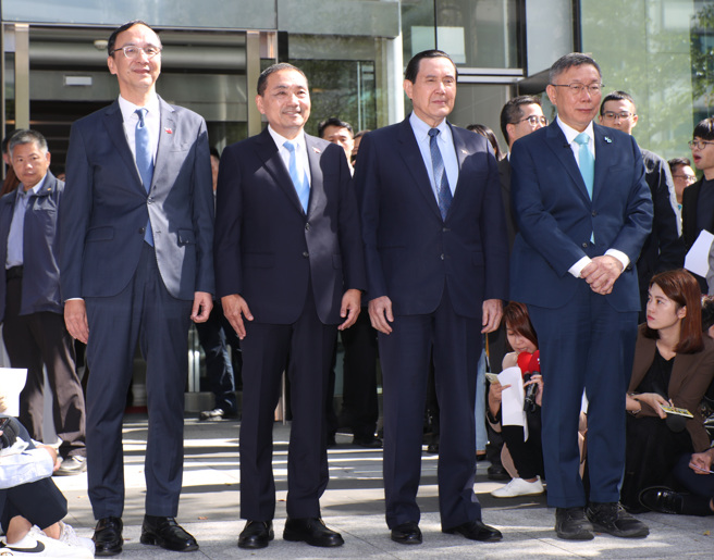 针对2024总统大选在野整合事宜，在野蓝白领袖国民党主席朱立伦（左起）、国民党总统参选人侯友宜及民眾党主席柯文哲（右）15日进行双边对谈，并敦请前总统马英九（右二）见证。（资料照,郑任南摄）