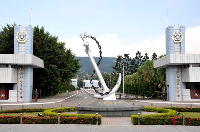 海军已婚中校带女少校回营区过夜遭抓包 ，女方竟穿男方军服「扮男装」溜出。(中时资料库)