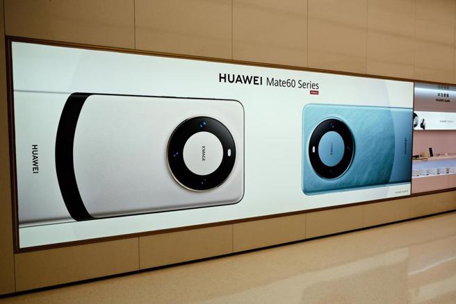 华为推出品牌旗舰机Mate 60 Pro受欢迎。（示意图/达志影像/shutterstock）
