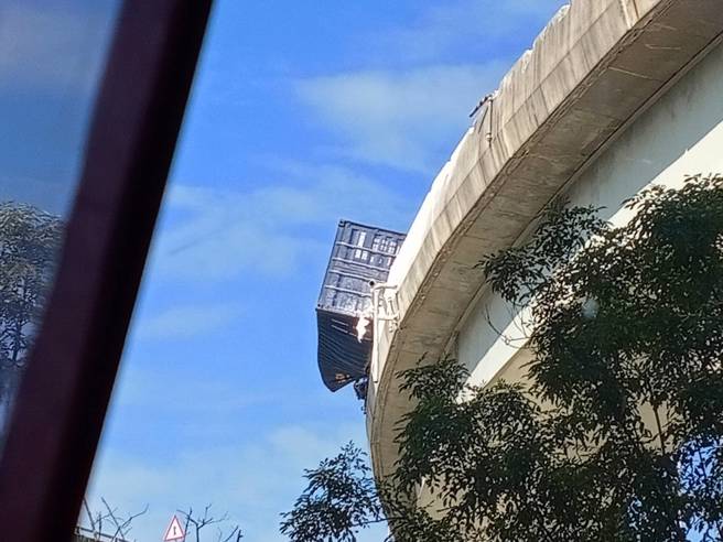 国1小港端匝道货柜车翻覆！一半车体悬空卡高架桥外 ，惊险画面曝。(翻摄自记者爆料网)
