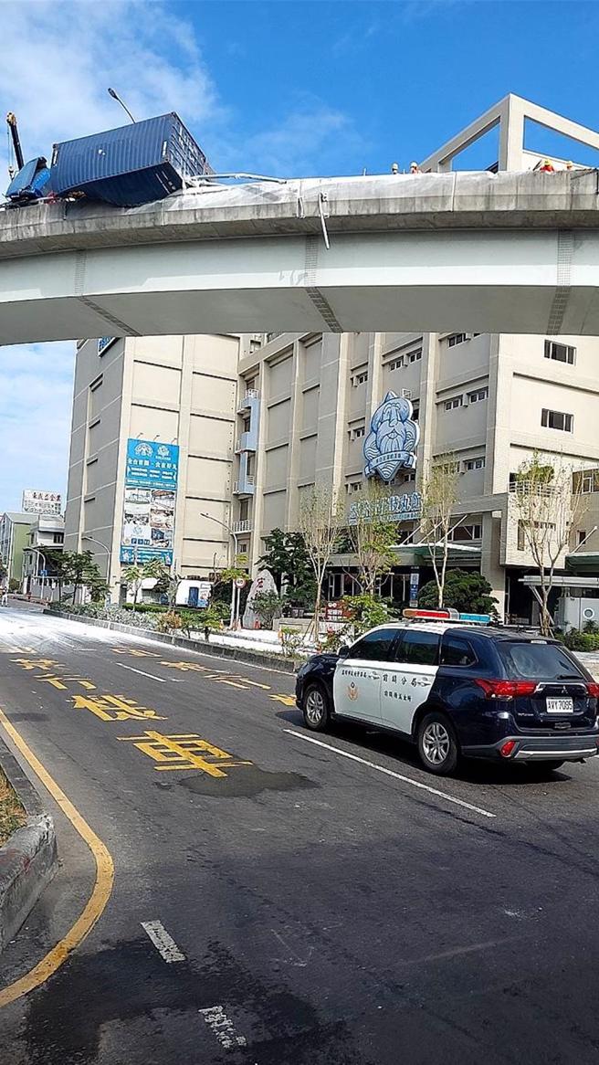 货柜车卡在护栏边。（翻摄照片／洪靖宜高雄传真）