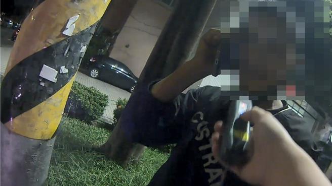 35歲黎姓移工15日凌晨因闖紅燈遭警方攔下，沒想到撲鼻而來的滿滿酒味，於是警方將對他實施酒測。（高市鳳山分局提供／楊舒婷高雄傳真）