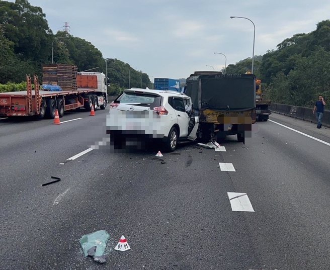 事故现场一片狼藉。（民眾提供／李京升苗栗传真）