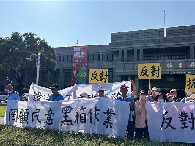 屏东林边乡镇安村逾50位居民16日在县府大门口高举白布条怒喊「罔顾民意黑箱作业，反对储能场进入社区」。（谢佳潾摄）