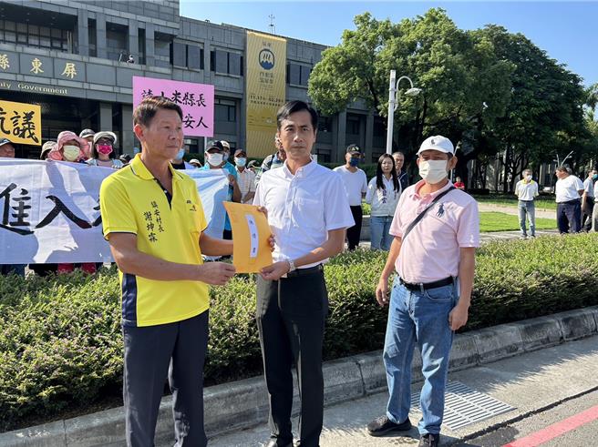 对此，县府秘书陈欧泉接下民眾陈情书。（谢佳潾摄）