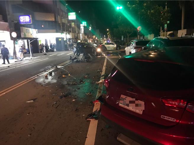 郑男拒绝拦查逃逸，撞击路边车辆才停下。（民眾提供／李京升苗栗传真）