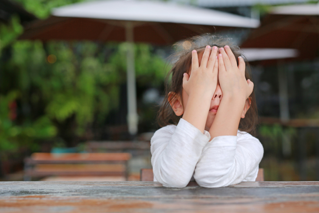 天兵老爸替女儿取一个很可爱的名字，却让女儿很尷尬。（图／shutterstock）