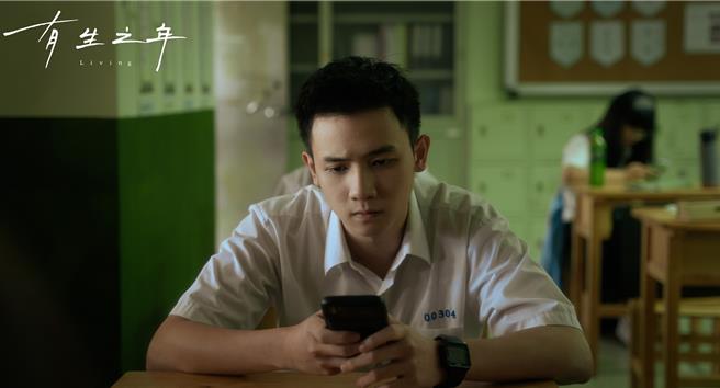 謝展榮在劇中降齡飾演高二生。（TVBS提供）