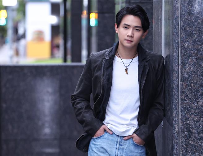 謝展榮的打扮很復古。（陳俊吉攝）