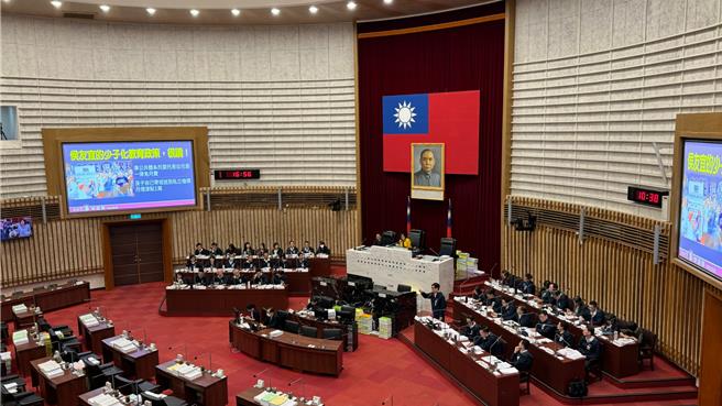 高市议员李眉蓁提及，侯友宜的少子化教育政策很讚，孩子自己带或送到私立机构月领津贴1万，她问陈其迈是否支持这样相关政策？（柯宗纬摄）