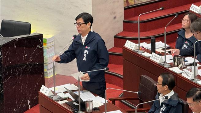 高雄市长陈其迈（左）无奈直说，现在是市政总质询时间，不是选举辩论赛。（柯宗纬摄）