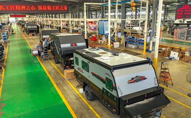 大陆，国家发展改革委政策研究室副主任、新闻发言人李超表示，推动新增发1兆元人民币国债等已制定宏观政策持续落地见效。 （摘自新华社）