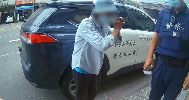 高雄69歲黃姓婦人慘遭家人丟包。（高市三民二分局提供／楊舒婷高雄傳真）