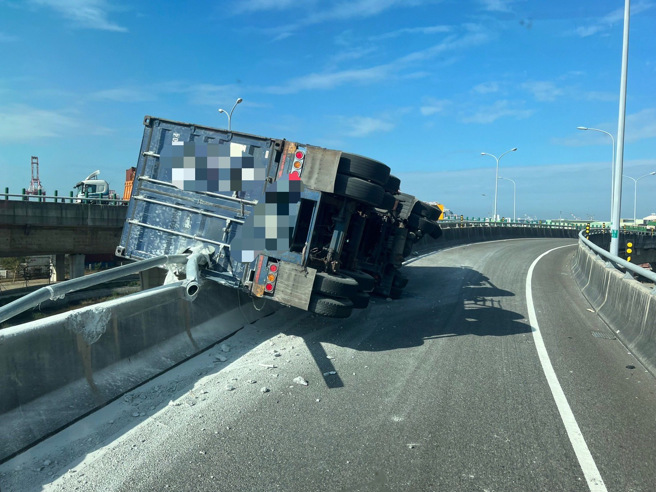 货柜车卡在护栏边。(民眾提供)