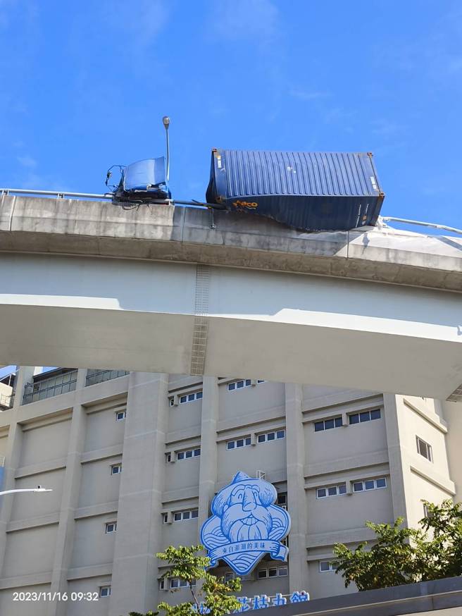 货柜车卡在护栏边。(民眾提供)