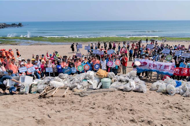 新北市环保局每年都会举办净滩活动。（新北市环保局提供）