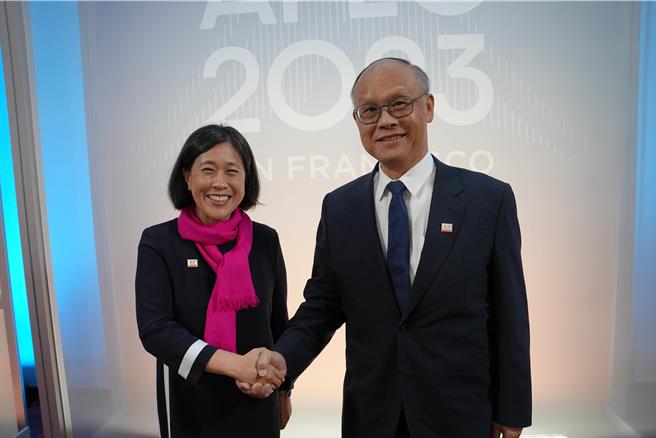 亚太经济合作会议（APEC）双部长年会于14至15日在美国旧金山举行，行政院经贸谈判办公室总谈判代表、政务委员邓振中（右）于14日和美国贸易代表戴琪（Katherine Tai）（左）举行双边会谈。（经贸办提供）