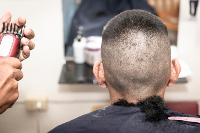 一位人妻抱怨被老公要求自学剪髮，让她相当傻眼。（示意图：shutterstock／达志）