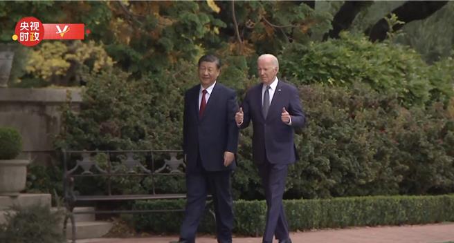 拜登会后连发推文称美中恢復两军交流、禁毒合作取得真正进展。图为与习近平一起庄园散步时，拜登向媒体竖起大拇指。（大陆央视）