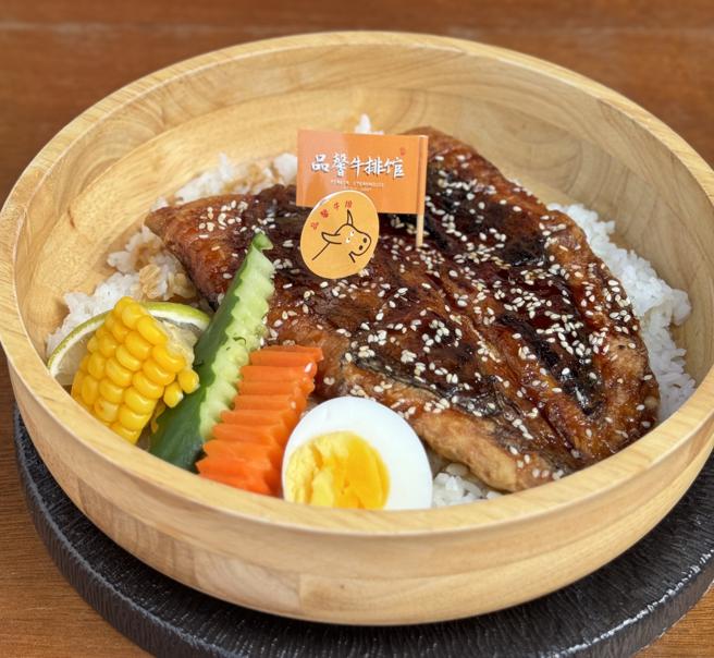 业者推出创意料理参加餐盘徵选计画（图片来源：高雄市观光局提供）
