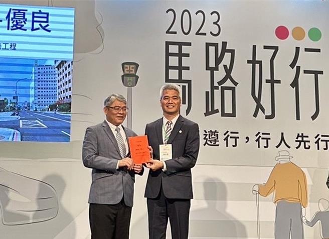 內政部國土管理署「2023馬路好行」評選15日出爐，新竹市共拿下1優良4佳作的好成績，由市府參議陳永源（右）代表領獎，內政部次長花敬群（左）頒獎。（新竹市政府提供／陳育賢新竹傳真）