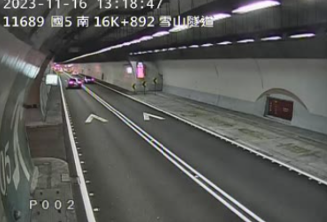 雪隧南下「1大6小车」连环撞 ，1人轻伤车流一度大塞。(翻摄自国道即时路况)