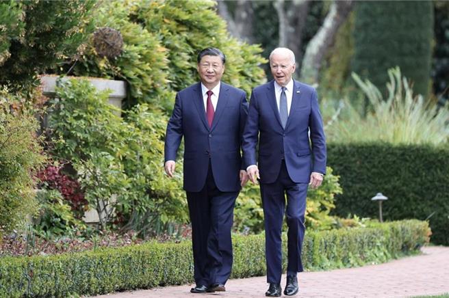 中國國家主席習近平在「拜習會」後，當地15日晚間出席美國友好團體歡迎宴會並發表演講，表示中美關係首先要回答的問題，到底是對手還是夥伴。（中新社）