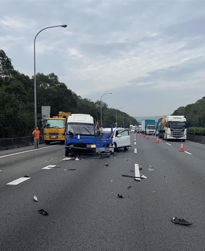 国道一号苗栗三义段16日发生国道车祸，小货车乘客下车放标志警戒时遭后方车撞飞。（照片警方提供）