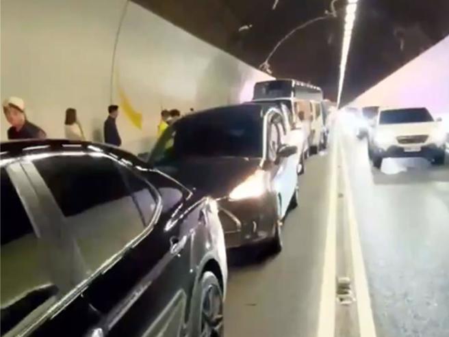 国道5号雪山隧道南下路段今天中午发生7车连环撞事故。（翻摄照片／李忠一宜兰传真）