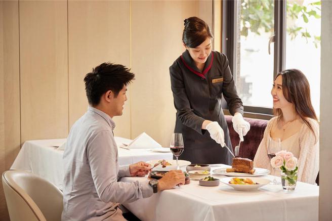 10月啟動第四波加薪計畫，王品牛排起薪最高調升至35,100元，漲幅近7％.圖／王品集團