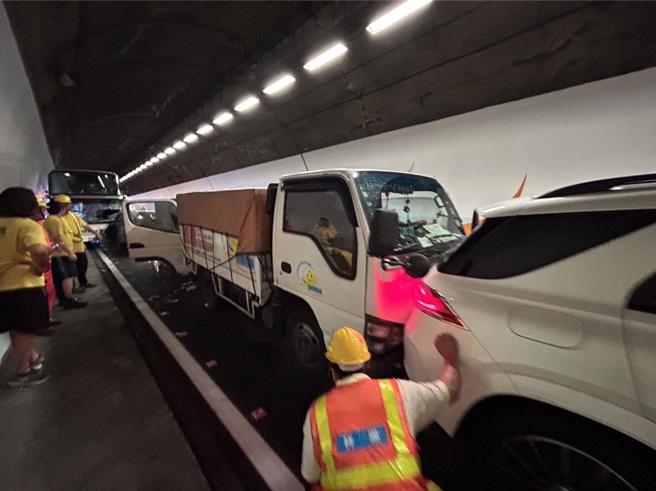 雪山隧道发生7车连环追撞事故。（新北市消防局提供）