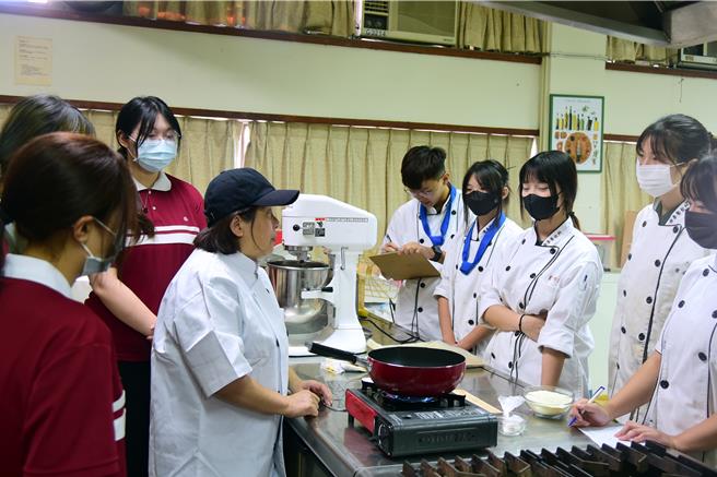 僑泰高中進修部餐飲科教師魏緁瑛（左二）5年多前面臨喪夫之痛，將思念寄情甜點走出陰霾，近日研發出「甜僑仔」特色甜品禮盒並開設課程，將自身技藝和行銷技巧傳承給學生。（僑泰高中提供／潘虹恩台中傳真）