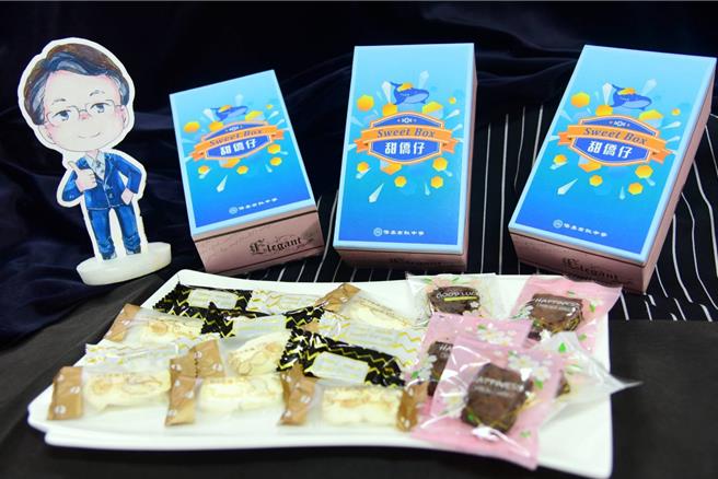 僑泰高中進修部餐飲科教師魏緁瑛近日以校名與甜點結合研發出「甜僑仔」特色甜品禮盒，包括杏仁與奧利奧口味的牛軋糖，以及奧利奧口味的雪Q餅，有別於市面上的產品，口感更綿密。（僑泰高中提供／潘虹恩台中傳真）