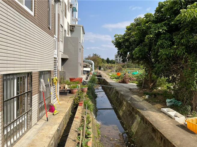 桃园航空城计画进行中，市议员徐其万指出，剔除区与徵收区之间没有设置挡土墙、排水沟等，水淹民宅导致居民抱怨。（市议员徐其万提供／陈梦茹桃园传真）