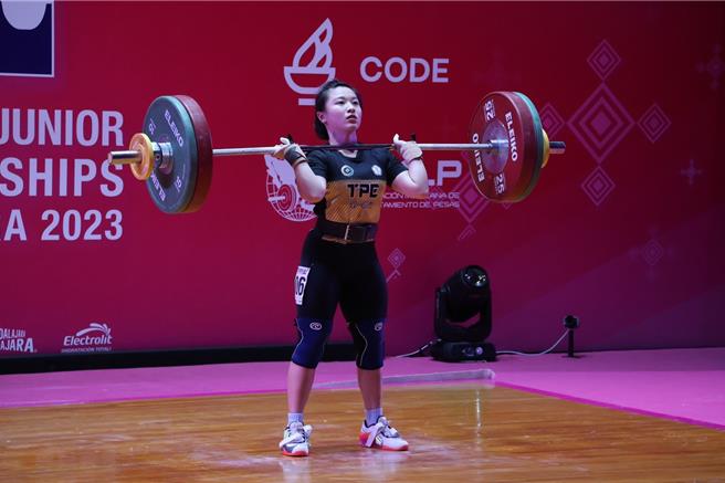 彰化县成功高中体育班学生黄宜甄，16日为中华队在墨西哥2023年世界青年举重锦标赛女子49公斤级勇夺金牌。（彰化县政府提供／孙英哲彰化传真）