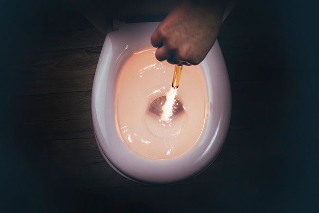 男子在家中上大号时，险些遇到火烧屁股的惨剧。（示意图／达志影像）