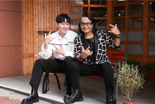 沈文程（右）今举办「十二月九彼下暗巡迴演唱会」记者会，李子森担任嘉宾。（大大娱乐提供）