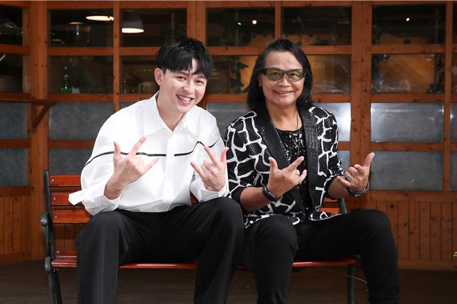 沈文程（右）今举办「十二月九彼下暗巡迴演唱会」记者会，李子森担任嘉宾。（大大娱乐提供）